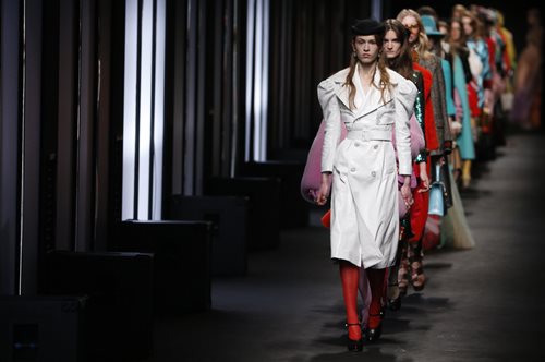 Τα 10 καλύτερα look από το show της Gucci στο Μιλάνο και οι fashionistas της πρώτης σειράς 