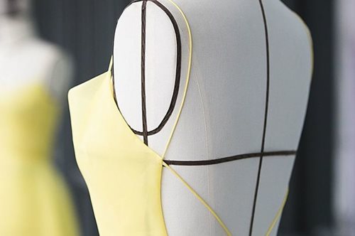 Ένα ταξίδι βήμα-βήμα. Έτσι φτιάχνεται ένα φόρεμα υψηλής ραπτικής του οίκου Dior