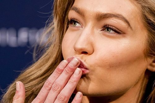 Το απόλυτο comfort ντύσιμο: Το τοπ της Τζίτζι Χαντίντ που θα θέλεις να φοράς ώς το καλοκαίρι