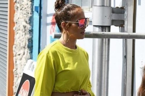 Tο άγνωστο, οικονομικό brand από το οποίο η Τζένιφερ Λόπεζ αγοράζει τα βασικά κομμάτια της 