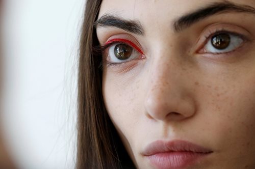 Ολοκαίνουρια τάση: Το τρικ στο μακιγιάζ που θα φωτίσει ολόκληρο το πρόσωπό σου