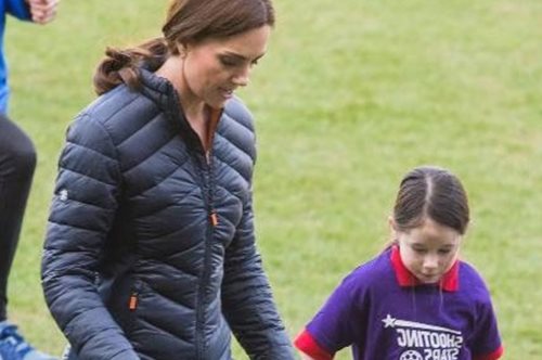 Η Κέιτ Μίντλετον παίζει ποδόσφαιρο με τα οικονομικά sneakers που έχουν ξεπουλήσει στο Amazon