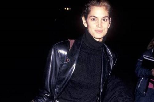 Η Κάια Γκέρμπερ μόλις ντύθηκε ακριβώς όπως η μαμά της, Σίντι Κρόφορντ, το 1991