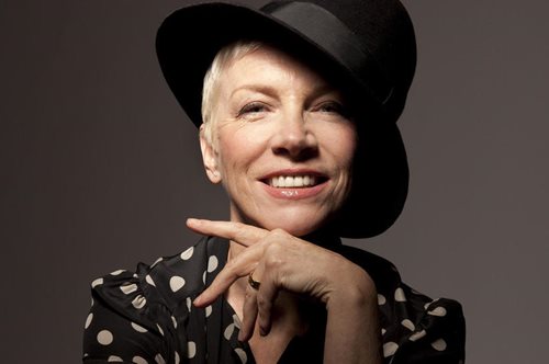 «Δεν είμαστε αόρατες». Η Άννι Λένοξ ξέρει ότι οι γυναίκες της ηλικίας της μπορούν να κάνουν χαμό