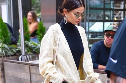 Τα sneakers που θα φορέσουν όλες αυτή τη σεζόν είναι συνώνυμο της θάλασσας και του καλοκαιριού