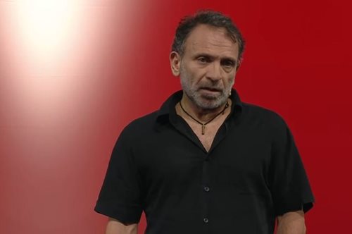 Σαν παρανοϊκή χουλιγουντιανή περιπέτεια: Η συγκλονιστική ομιλία του Γιάννη Μπεχράκη στο TEDx Athens