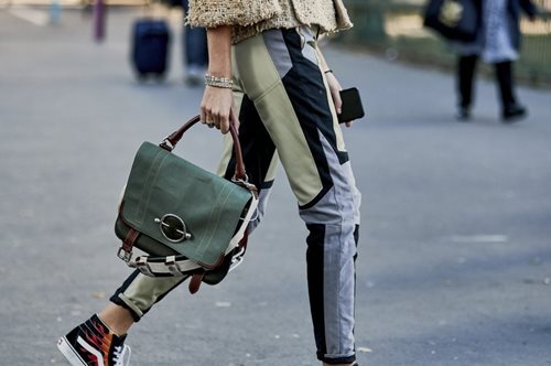 Ξέχνα την τσάντα. Με αυτό το αξεσουάρ θα έχεις τα πάντα μαζί σου και τα χέρια σου ελεύθερα