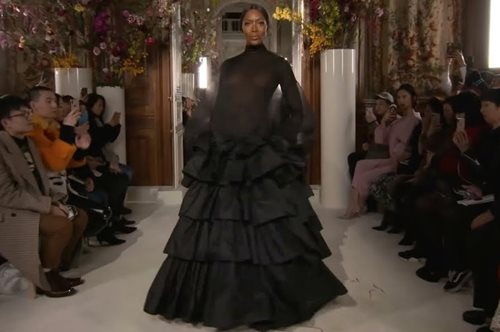 «Συγγνώμη που έκλαψα»: Τα δάκρυα της Ναόμι Κάμπελ όταν ξαναπερπάτησε στην πασαρέλα του Valentino 