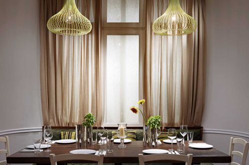 Το αγαπημένο εστιατόριο στη σκιά της Ακρόπολης ανανεώνει τα πιάτα του και όλα θυμίζουν Ελλάδα  