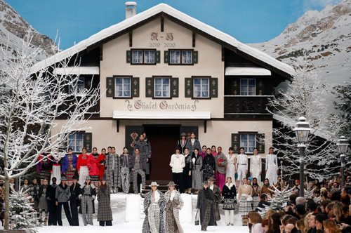 Η Chanel αποχαιρέτησε τον Λάγκερφελντ με ένα μεγαλειώδες σόου-χιονισμένη χώρα των θαυμάτων