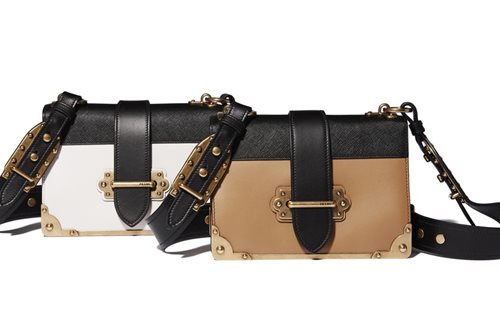 Η Prada τσάντα που αλλάζει τους κανόνες της μόδας και περνάει από την πασαρέλα κατευθείαν στα ράφια 