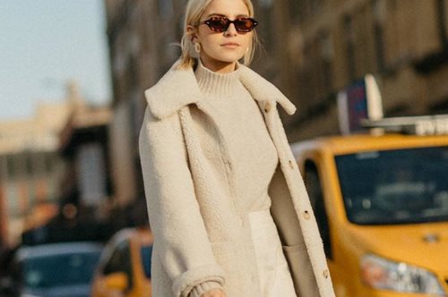 Αυτό το παλ χρώμα είναι το νέο μπεζ για όλες τις γυναίκες που παίζουν στα δάχτυλά τους τη μόδα