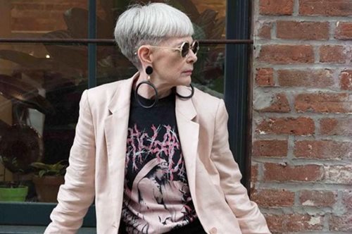 Τα τζιν που μια γυναίκα πάνω από 50 δεν αποχωρίζεται με τίποτα -και πολύ καλά κάνει 