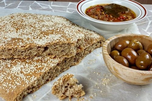 Αφράτη λαγάνα ολικής αλέσεως με ταχίνι: Μια φανταστική παραλλαγή του ψωμιού της Καθαράς Δευτέρας 