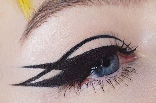 Θλιμμένο ή χαρούμενο: Ο τρόπος που φοράς το eyeliner επηρεάζει το βλέμμα σου    