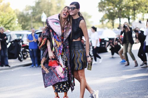 «Πώς θα φορέσεις την ολόσωμη φόρμα χωρίς να θυμίζεις υδραυλικό»: Μια 40+ YouTuber για τα νέα τρεντ