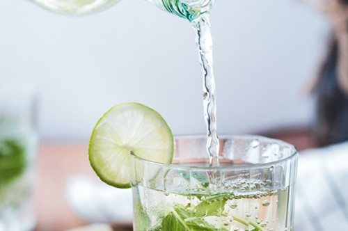 Τι θα συμβεί στο σώμα σου αν αντικαταστήσεις για μία εβδομάδα όλα τα ροφήματά σου με νερό