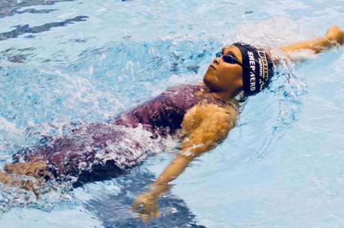 Το κορίτσι που κανείς δεν περίμενε να ζήσει: Έχασε και τα δυο της πόδια σε ατύχημα,έγινε κολυμβήτρια