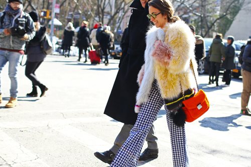 Κάνε ένα παλιό φόρεμα να δείχνει καινούριο χωρίς κόστος. Τα μυστικά των στιλάτων γυναικών