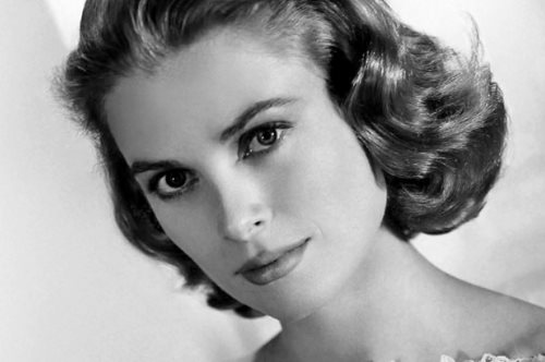 Η Γκρέις Κέλι φόρεσε το ομορφότερο νυφικό στην ιστορία. Φτιάχτηκε από 400 μέτρα υφάσματος