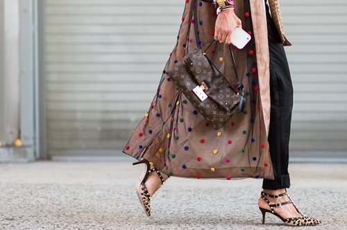 7 οικονομικά κομμάτια να αγοράσεις όταν νιώθεις ότι έχεις βαρεθεί όλα σου τα ρούχα