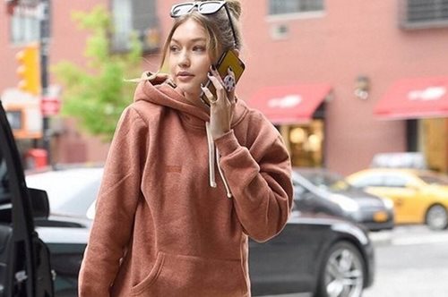 Η Τζίτζι Χαντίντ μόλις κυκλοφόρησε sneakers με το όνομα της και είναι ό,τι πιο χοντροκομμένο είδαμε