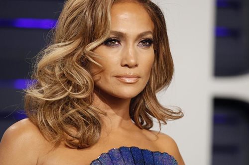 Η Τζένιφερ Λόπεζ σταμάτησε να φοράει αυτό το άκομψο παντελόνι και το αντικατέστησε με ένα πoλύ σικ 