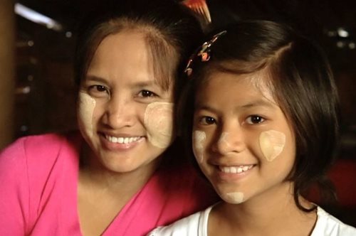 Σε μία χώρα που δεν έχουν καλλυντικά. Οι γυναίκες στη Μιανμάρ έχουν βρει το καλύτερο αντιγηραντικό