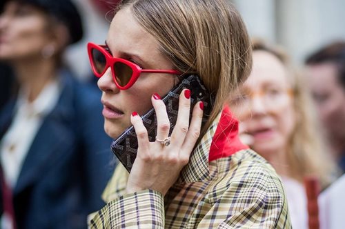 Το αντίθετο του κλασικού: Η καινούρια τάση στα νύχια είναι τόσο εκκεντρική όσο και κακόγουστη