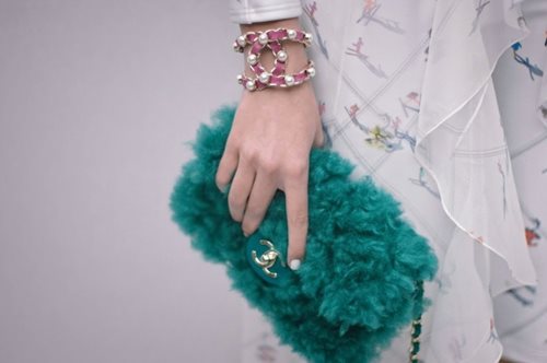 Αξεσουάρ, στολίδια, σκουλαρίκια, κοκαλάκια για τα μαλλιά: Οι λεπτομέρειες της Chanel κάνουν θραύση 