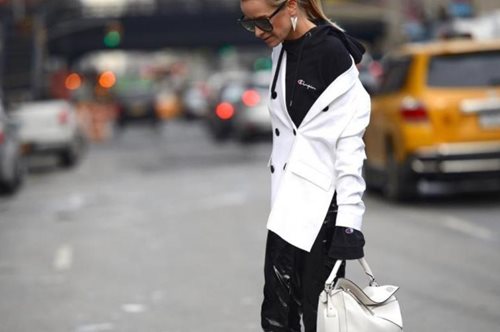 17 διαφορετικοί συνδυασμοί για να φορέσει σωστά το λευκό σακάκι μια γυναίκα άνω των 40 