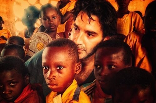 Το νέο ντοκιμαντέρ του Χριστόφορου Παπακαλιάτη για τα παιδιά ενός κατώτερου Θεού