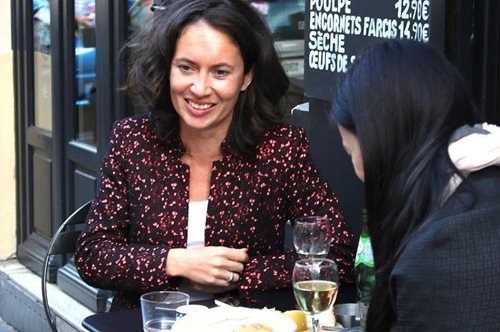 Αυτοπεποίθηση, σαγήνη, άνεση και υψηλό στυλ: Τι έχουν οι 40+ Παριζιάνες που δεν έχουν οι άλλες;  