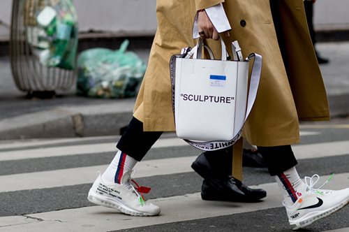 Μπορείς να φανταστείς πώς μοιάζουν τα sneakers της Nike σε συνεργασία με τη Swarovski; 