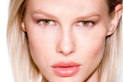 Η τεχνική «μισοφέγγαρο» στο μακιγιάζ για τα πολύ καθοδικά μάτια μετά τα 40 