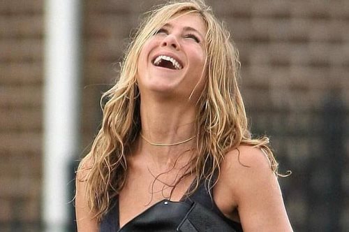 Τζένιφερ Άνιστον: Το μαγικό προϊόν των 17 ευρώ που κάνει την επιδερμίδα της να λάμπει