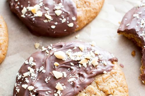 Λαχταριστός συνδυασμός γεύσεων: Τραγανά νηστίσιμα μπισκότα πορτοκαλιού με σουσάμι και σοκολάτα