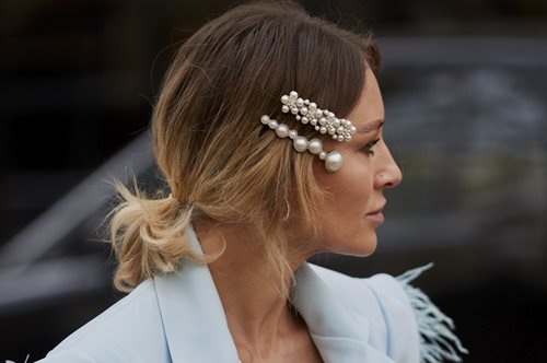 Τα νυφικά αξεσουάρ  μαλλιών που θα κλέψουν την παράσταση: Τα πέπλα είναι ξεπερασμένα