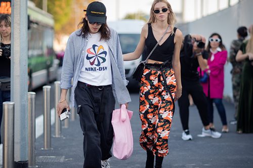 Αμηχανία: Όλες οι celebrities εγκαταλείπουν φέτος το skinny τζιν για αυτό το άχαρο παντελόνι