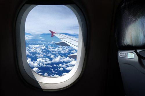 Γιατί τα παράθυρα των αεροπλάνων είναι στρογγυλά; Υπάρχει λόγος