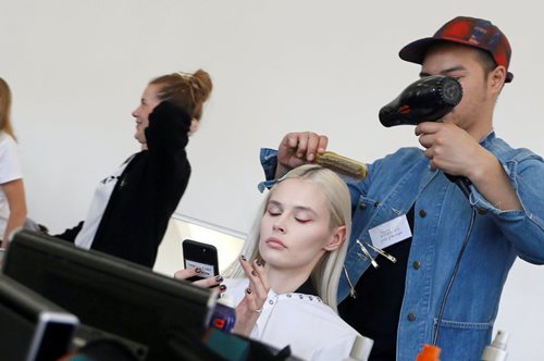 Όλες οι γυναίκες στη βιομηχανία της μόδας μοιράζονται αυτό το μυστικό της φροντίδας των μαλλιών