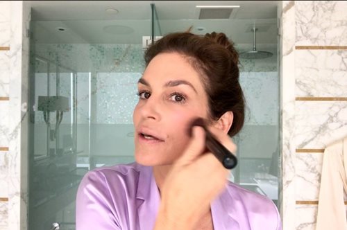 Τα 5 βασικά βήματα που κάνει κάθε πρωί η Σίντι Κρόφορντ επειδή βαριέται αφόρητα το μακιγιάζ