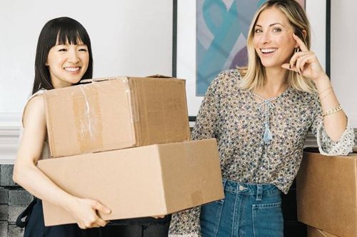 Τα δύο πράγματα που η Marie Kondo θα σου έλεγε να πετάξεις αμέσως από την ντουλάπα σου