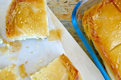 Χορταστική γεύση: Διαφορετική τυρόπιτα με γιαούρτι, πάνω-κάτω σφολιάτα και στη μέση φύλλο