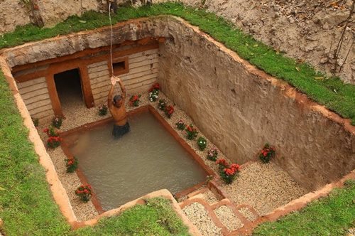 Μια υπόγεια πισίνα χτισμένη με τα χέρια μέσα στη ζούγκλα: Η δύναμη του σώματος και της αντοχής