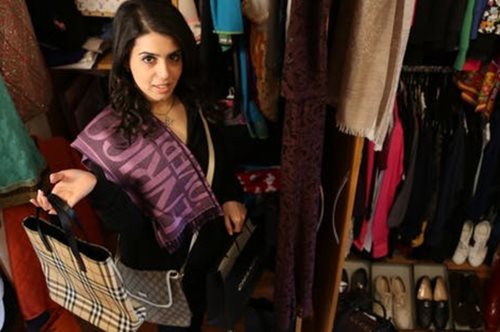 «Νομίζω ότι έχω ξοδέψει 9.000 λίρες σε παπούτσια». Η ιστορία της γυναίκας που ζει για να ψωνίζει