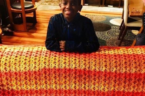 Η μοναδική περίπτωση στον κόσμο του 11χρονου που λατρεύει το πλέξιμο και φτιάχνει αριστουργήματα