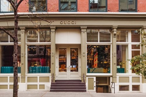 Αυτό θέλεις να το δεις. O oίκος Gucci μόλις άνοιξε βιβλιοπωλείο και είναι τουλάχιστον πανέμορφο