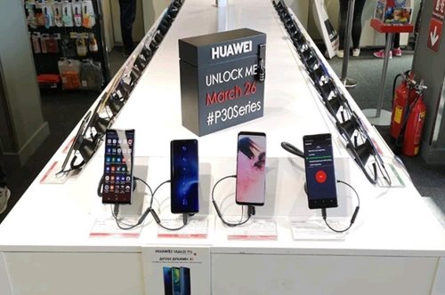 Τα Mystery Boxes της Huawei εμφανίστηκαν σε καταστήματα σε όλη την Ελλάδα. Τι κρύβουν;