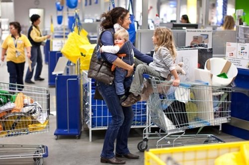 «Αυτοί που πάνε μόνο για τα κεφτεδάκια». 10 διαφορετικοί τύποι ανθρώπων που πάνε για ψώνια στην ΙΚΕΑ